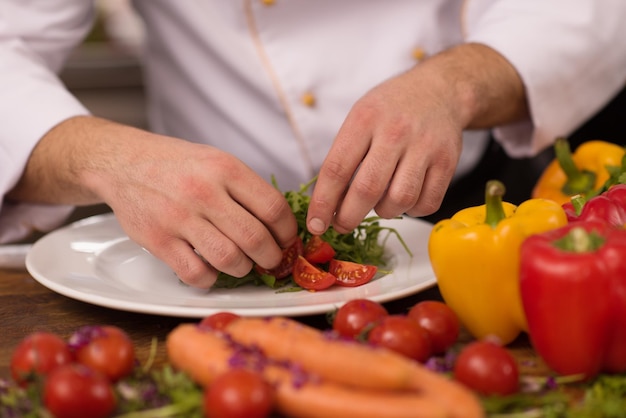 Kucharz przygotowujący danie