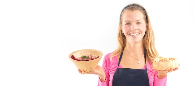 Uśmiechnięta osoba z miską sałatki